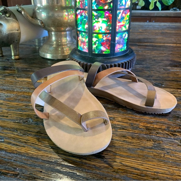 NWT Sandals Muk Luks Size 8 Made in the USA Multicolor Cute Slip On Toe Detail - Picture 6 of 9